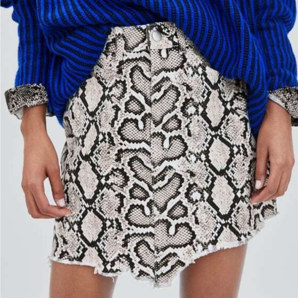 Zara Snakeprint Mini Skirt - Picture 1 of 6